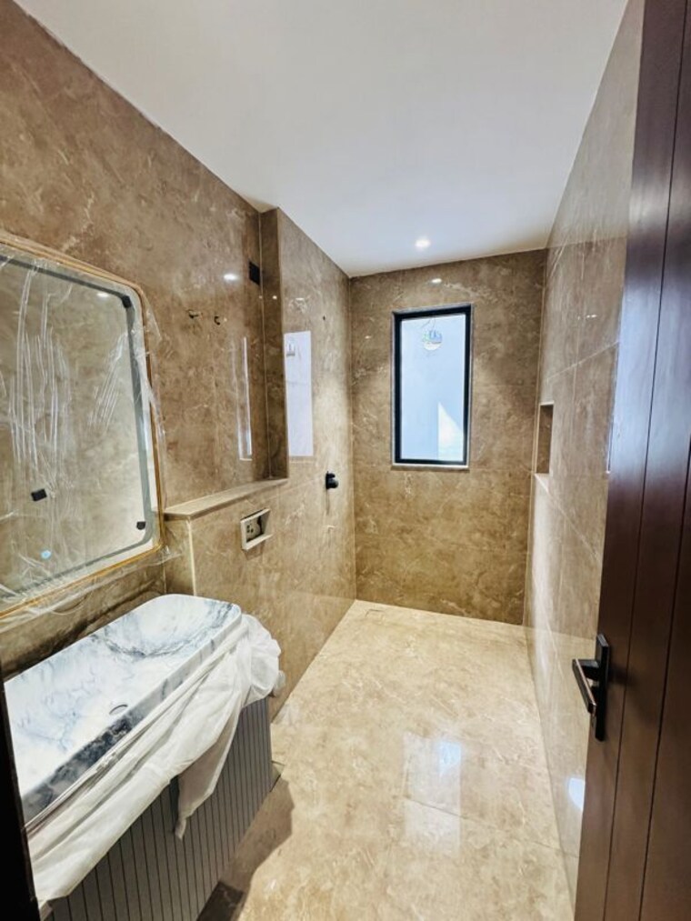 Bathroom, ansal-api-versalia 4 Bedroom 300 Sq.Yd. Builder Floor In Sector 67a Gurgaon 10730886