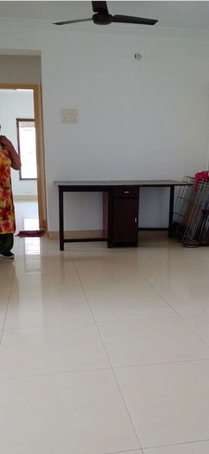 Room in 2 BHK Apartment at Kabra Paradise, Andheri West – for Rent