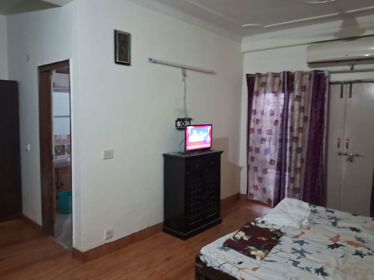 Room, sector 49 3 Bedroom 1550 Sq.Ft. Independent House In Sector 49 Gurgaon 10731040