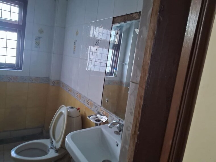 Bathroom, sector 49 3 Bedroom 1550 Sq.Ft. Independent House In Sector 49 Gurgaon 10731040
