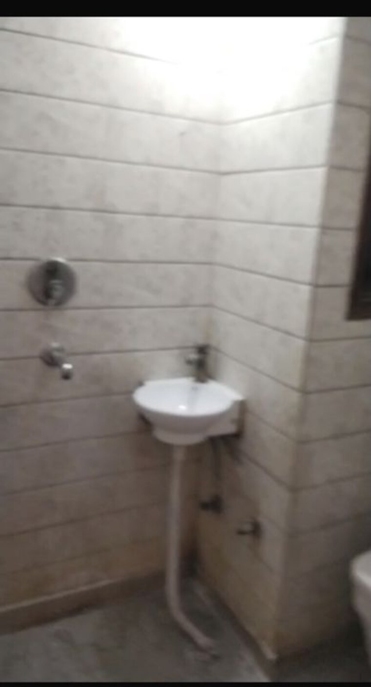Bathroom, dwarka mor 2.5 Bedroom 50 Sq.Yd. Builder Floor In Dwarka Mor Delhi 10731066