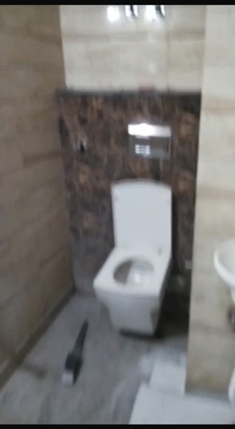 Bathroom, dwarka mor 2.5 Bedroom 50 Sq.Yd. Builder Floor In Dwarka Mor Delhi 10731066