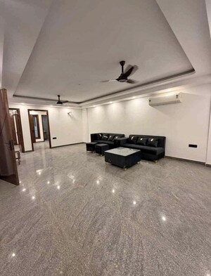 Team Area in 3 BHK Builder Floor at Rajouri Garden – for Rent