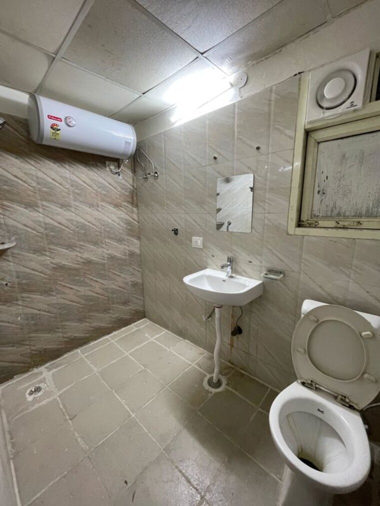 Bathroom, antriksh-golf-view 3 Bedroom 1640 Sq.Ft. Apartment In Sector 78 Noida 10727281