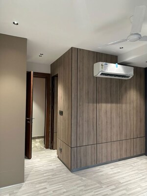 Room in 4 BHK Builder Floor at Unitech Greenwood City Apartment, Sector 45 – for Rent