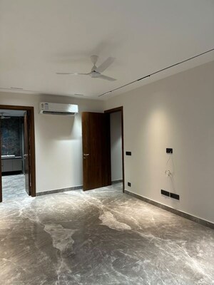Room in 4 BHK Builder Floor at Unitech Greenwood City Apartment, Sector 45 – for Rent