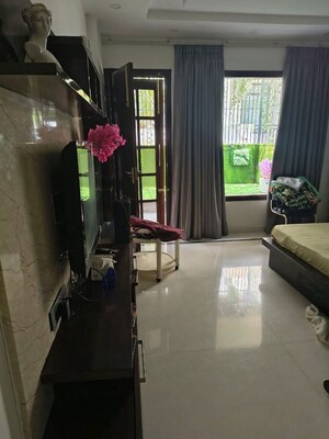 Living Room in 4 BHK Builder Floor at South City 1 – for Rent