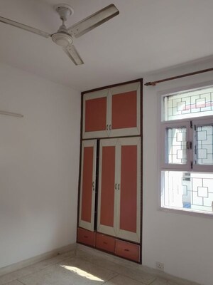Room in 3 BHK Builder Floor at Unitech South City II, Sector 50 – for Rent