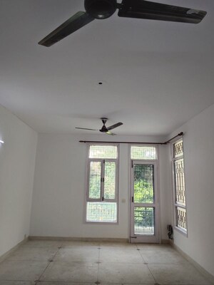 Room in 3 BHK Builder Floor at Unitech South City II, Sector 50 – for Rent