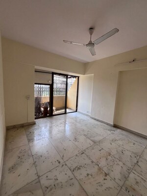 Room in 2 BHK Apartment at Lokhandwala Complex – for Rent