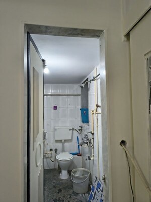 Bathroom in 1 BHK Apartment at Vile Parle West – for Rent
