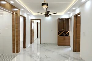 Room in 4 BHK Builder Floor at Janakpuri – for Sale