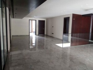 Room in 6+ BHK Builder Floor at BPTP Amstoria, Sector 102 – for Sale