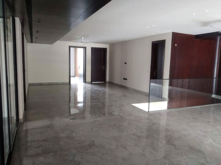 Room, bptp-amstoria 6+ Bedroom 304 Sq.Yd. Builder Floor In Sector 102 Gurgaon 10731344