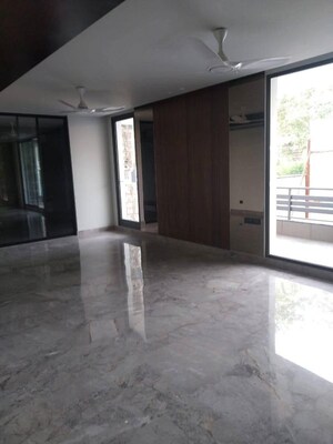 Room in 6+ BHK Builder Floor at BPTP Amstoria, Sector 102 – for Sale