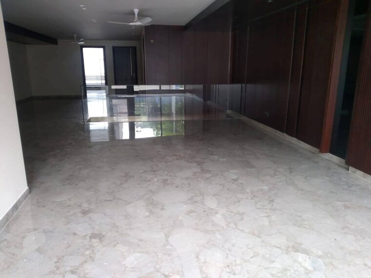 Room, bptp-amstoria 6+ Bedroom 304 Sq.Yd. Builder Floor In Sector 102 Gurgaon 10731344