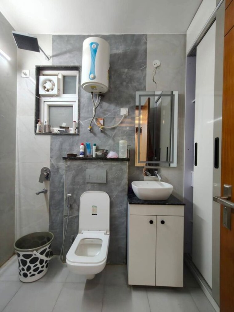 Bathroom, bptp-amstoria 4 Bedroom 500 Sq.Yd. Apartment In Sector 102 Gurgaon 10731390