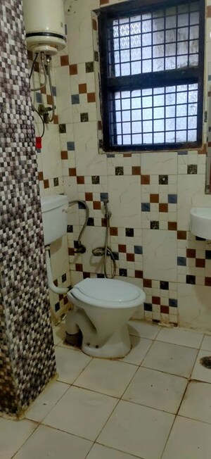 Bathroom in 1 BHK Builder Floor at Dlf City Phase 3 – for Rent