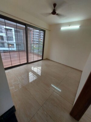 Room in 5 BHK Apartment at Mantra Montana Phase 6, Dhanori – for Rent