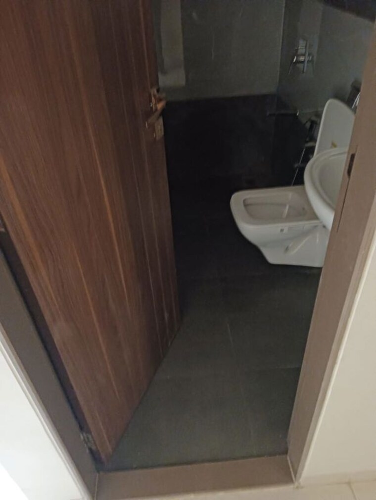 Bathroom, chintamani-parle-nimesh-chs 2 Bedroom 603 Sq.Ft. Apartment In Vile Parle East Mumbai 10731584