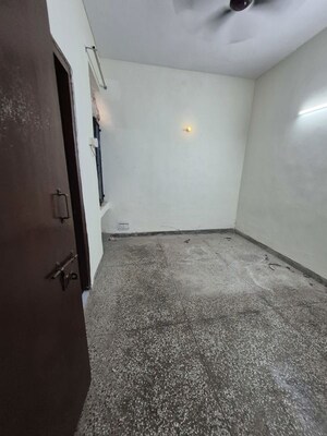 Room in 1.5 BHK Apartment at Mayur Vihar – for Rent