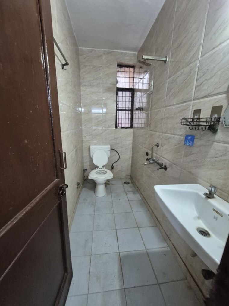 Bathroom, mayur vihar 1.5 Bedroom 650 Sq.Ft. Apartment In Mayur Vihar Delhi 10731608