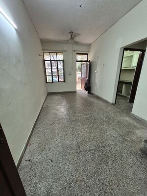 Room in 1.5 BHK Apartment at Mayur Vihar – for Rent