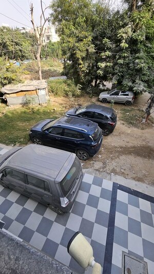 Parking in 2 BHK Builder Floor at Sector 40 – for Rent