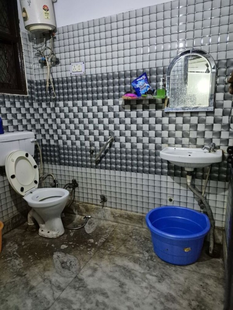Bathroom, mayur vihar 2.5 Bedroom 450 Sq.Ft. Builder Floor In Mayur Vihar Delhi 10731613