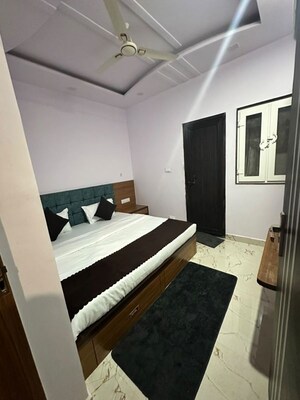 Bedroom in 2 BHK Builder Floor at Mahmoorganj – for Rent