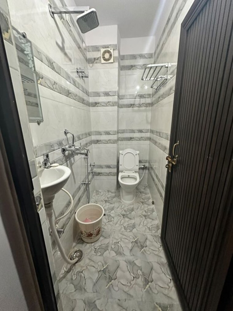 Bathroom, mahmoorganj 2 Bedroom 900 Sq.Ft. Builder Floor In Mahmoorganj Varanasi 10731837