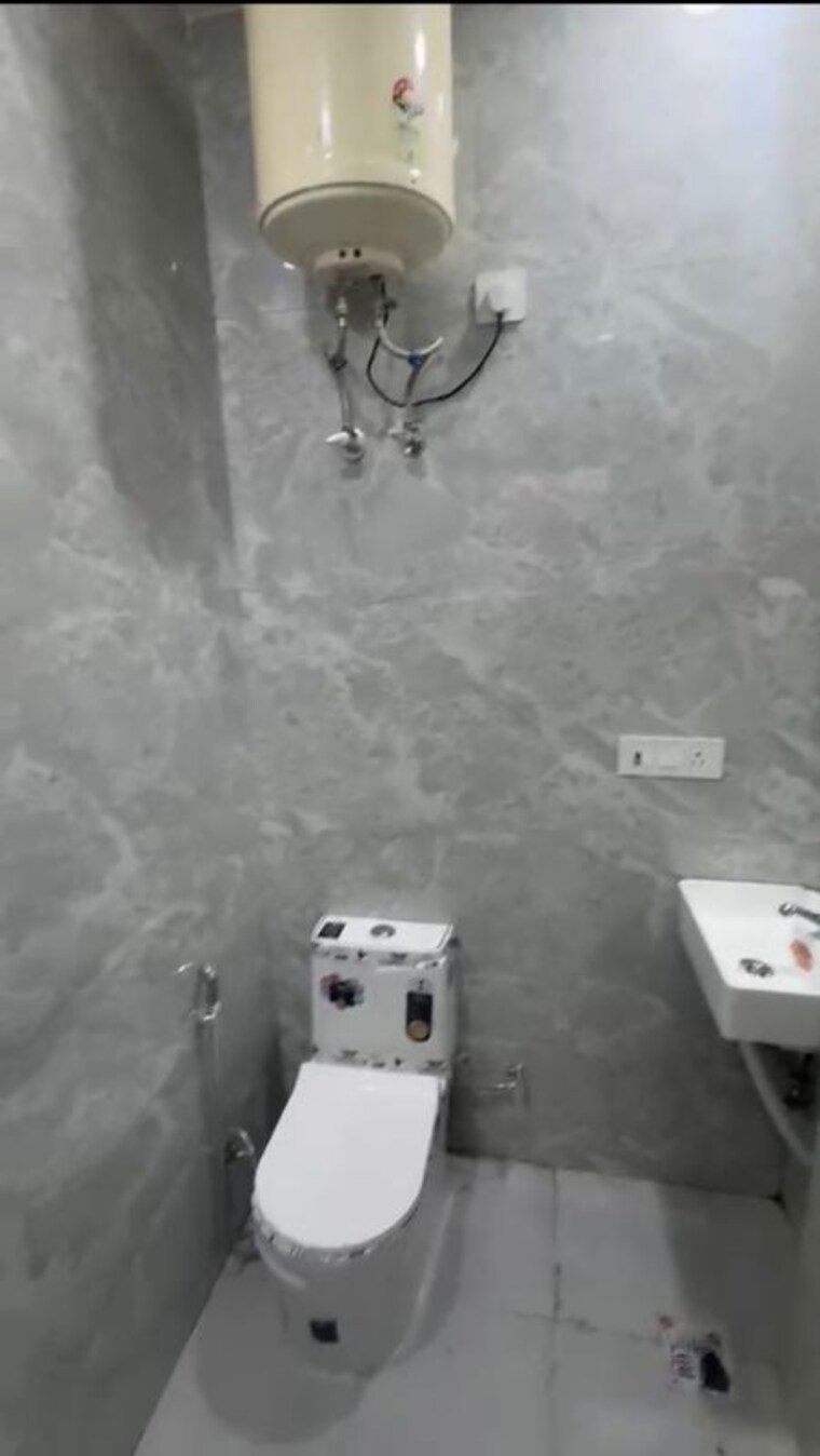 Bathroom, lajpat nagar i 2 Bedroom 900 Sq.Ft. Builder Floor In Lajpat Nagar I Delhi 10731889