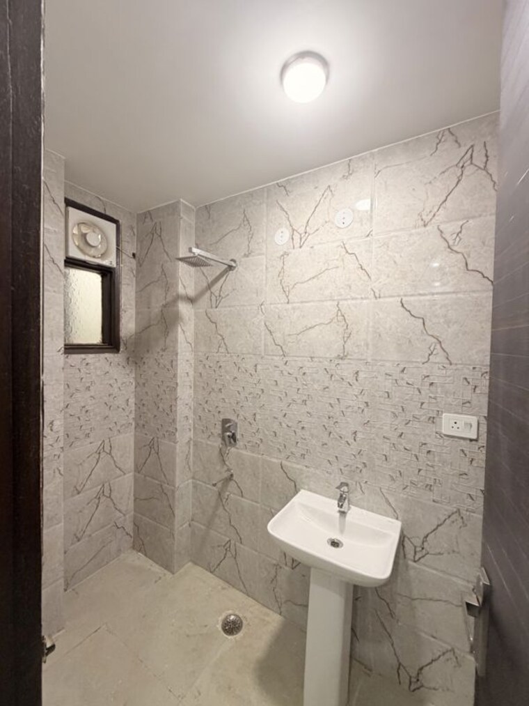 Bathroom, chattarpur 3 Bedroom 1500 Sq.Ft. Builder Floor In Chattarpur Delhi 10658748