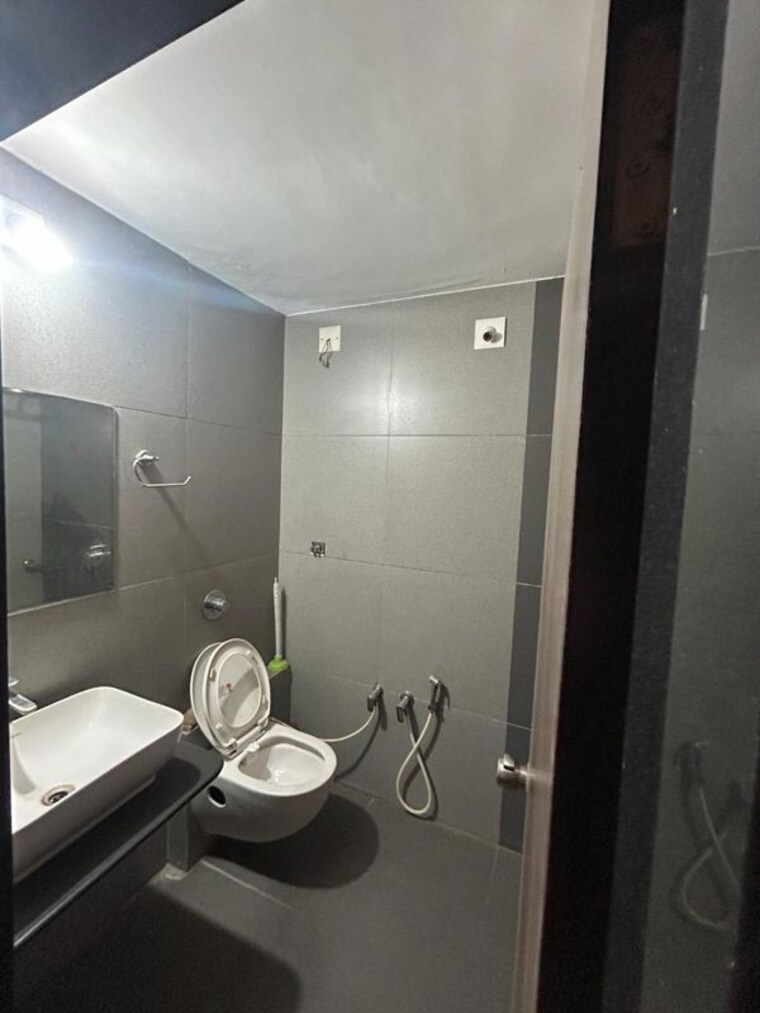 Bathroom, paramount-golf-foreste-apartments 4 Bedroom 2472 Sq.Ft. Villa In Zeta I Greater Noida Greater Noida 10732214