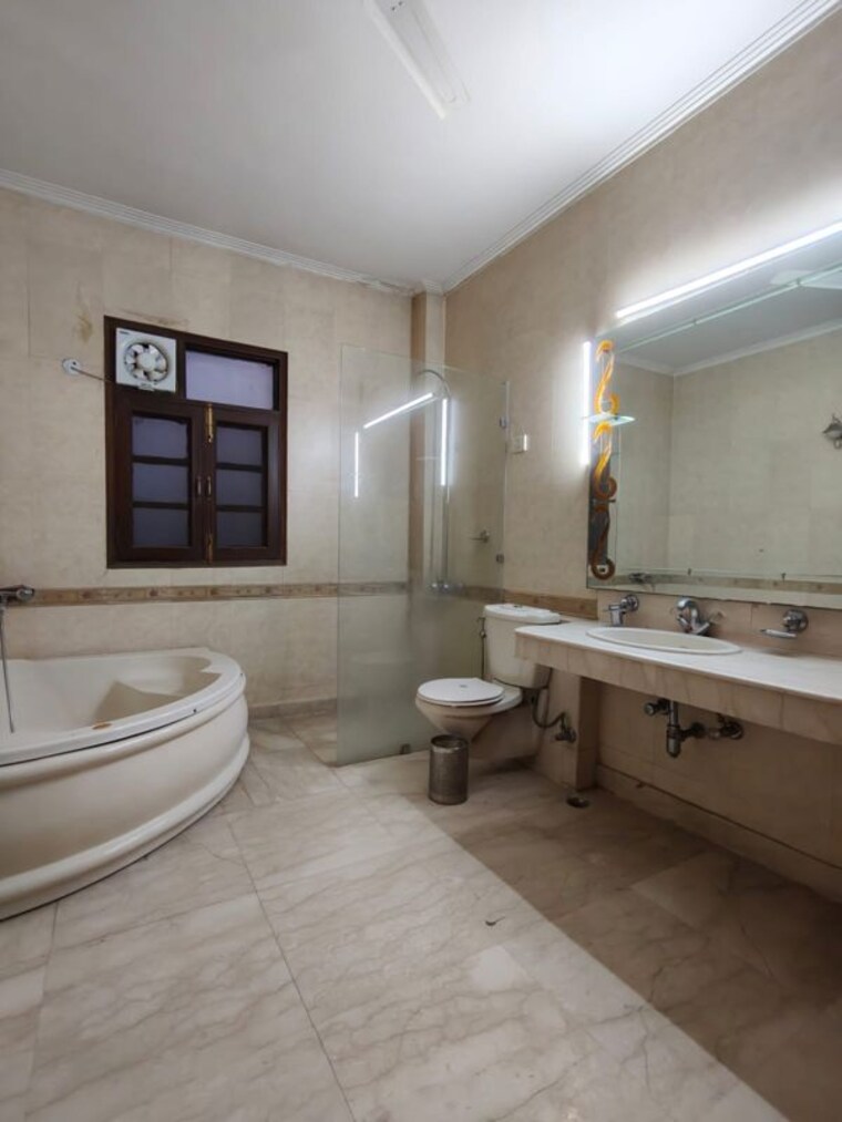 Bathroom, dlf phase i 3 Bedroom 500 Sq.Yd. Builder Floor In Dlf Phase I Gurgaon 10732219