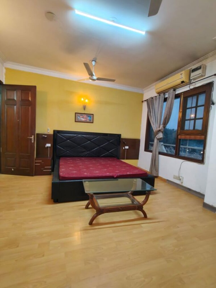 Bedroom, dlf phase i 3 Bedroom 500 Sq.Yd. Builder Floor In Dlf Phase I Gurgaon 10732219