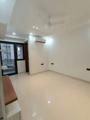 Room in 3 BHK Builder Floor at Sector 48 – for Rent