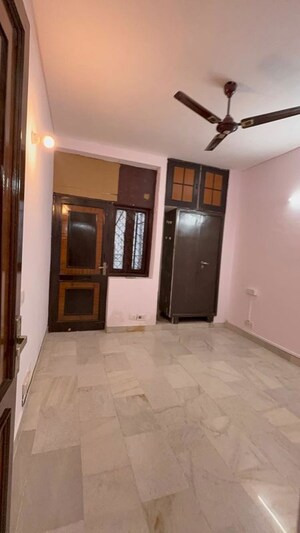 Room in 3 BHK Builder Floor at Chittaranjan Park – for Rent