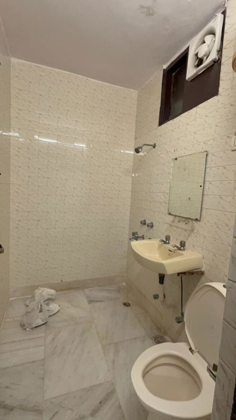 Bathroom, chittaranjan park 3 Bedroom 1400 Sq.Ft. Builder Floor In Chittaranjan Park Delhi 10732322