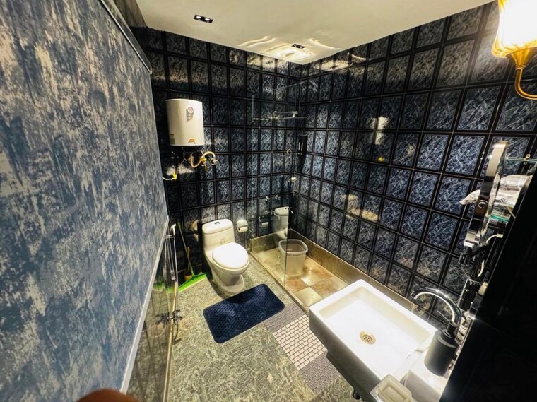 Bathroom, east of kailash 2 Bedroom 2000 Sq.Ft. Builder Floor In East Of Kailash Delhi 10732331