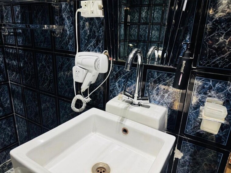 Bathroom, east of kailash 2 Bedroom 2000 Sq.Ft. Builder Floor In East Of Kailash Delhi 10732331