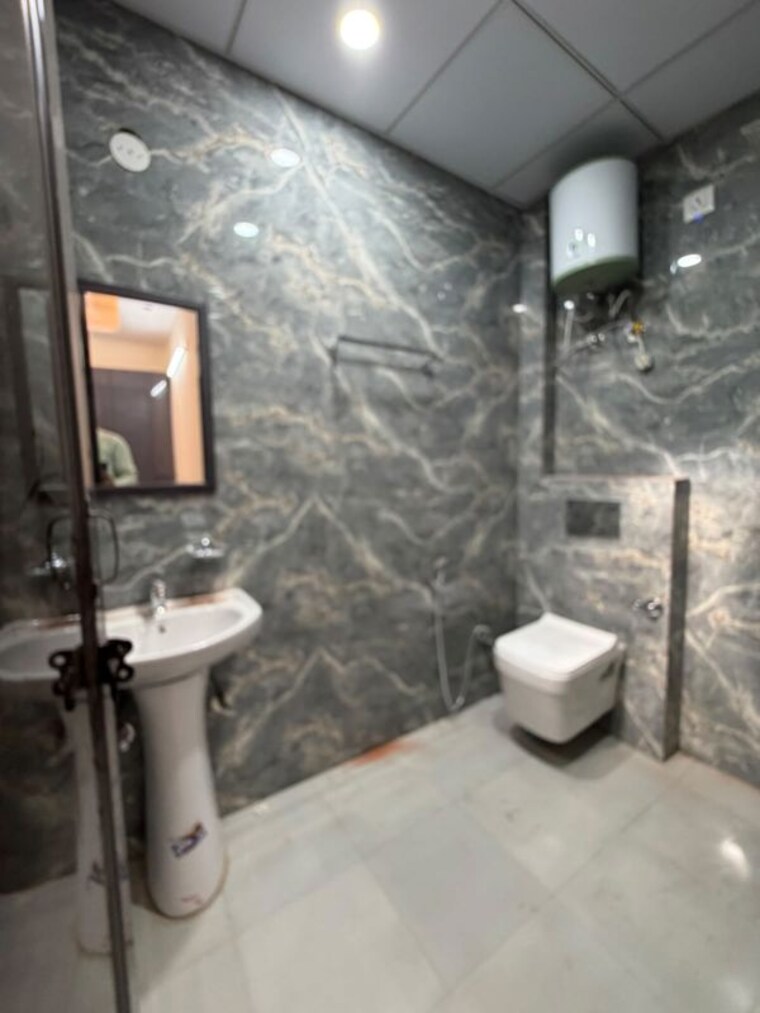 Bathroom, patel nagar 3 Bedroom 1800 Sq.Ft. Builder Floor In Patel Nagar Gurgaon 10731025