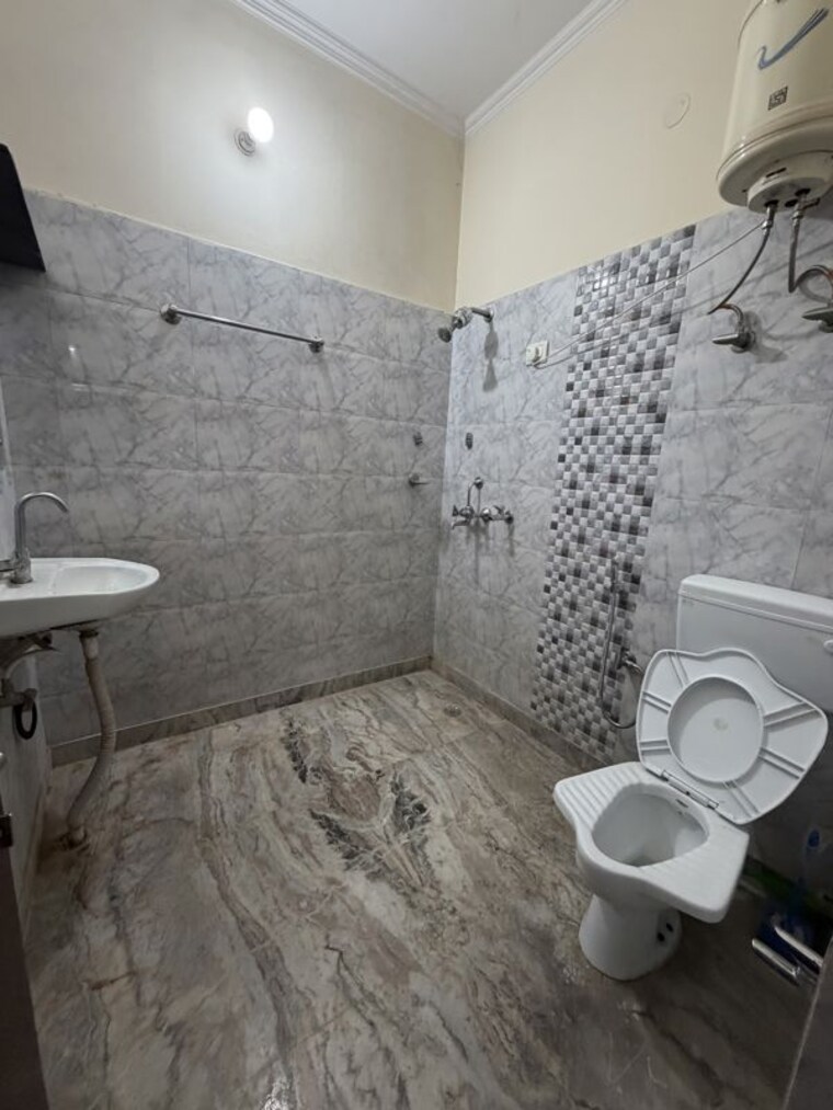 Bathroom, mohyal colony 6+ Bedroom 2000 Sq.Ft. Independent House In Mohyal Colony Gurgaon 10732334
