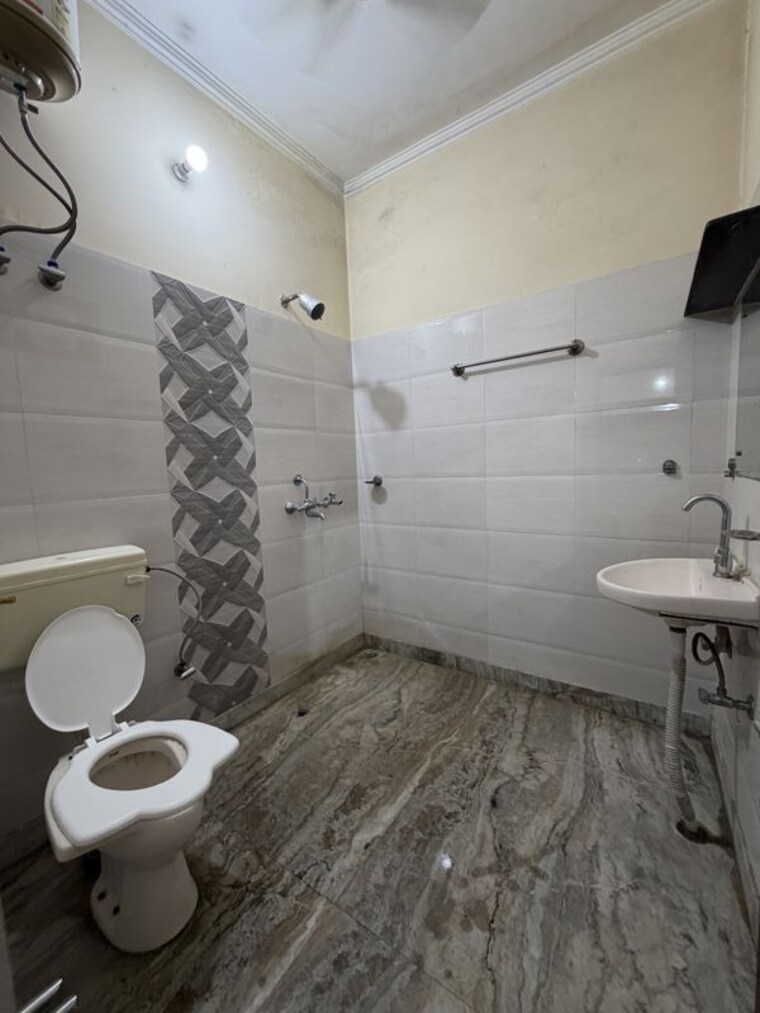 Bathroom, mohyal colony 6+ Bedroom 2000 Sq.Ft. Independent House In Mohyal Colony Gurgaon 10732334