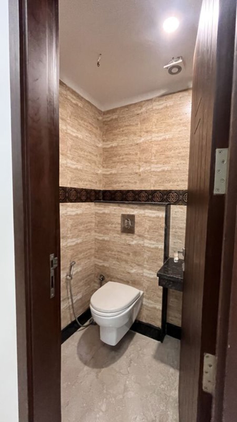 Bathroom, greater kailash i 3 Bedroom 208 Sq.Yd. Builder Floor In Greater Kailash I Delhi 10732429