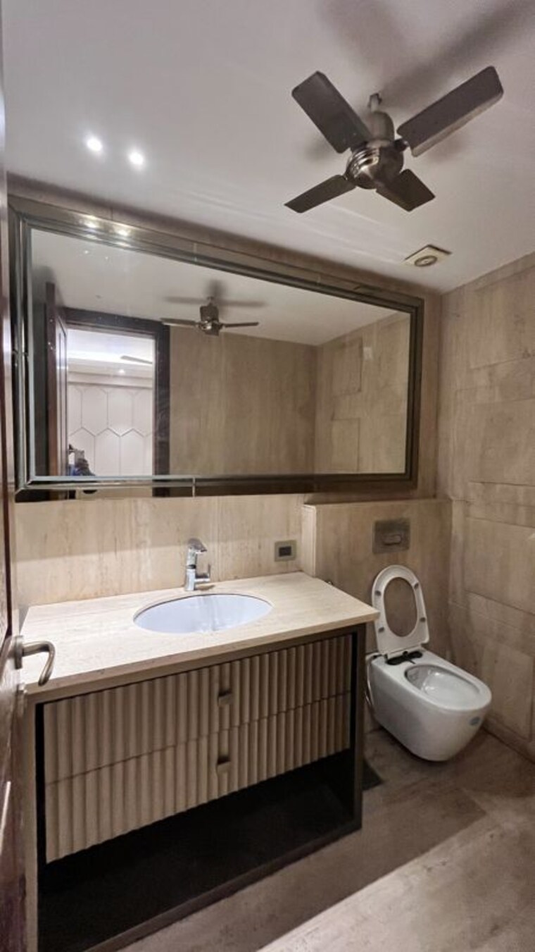 Bathroom, greater kailash i 4 Bedroom 300 Sq.Yd. Builder Floor In Greater Kailash I Delhi 10732435