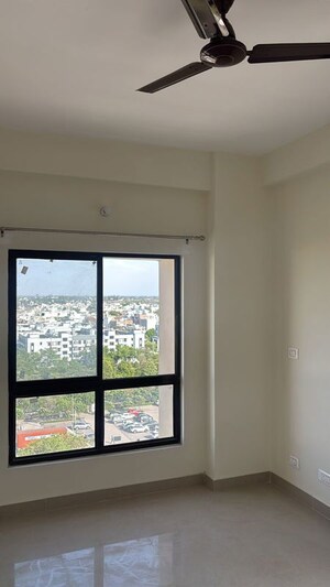 Room in 3.5 BHK Apartment at Omaxe R2, Gomti Nagar – for Rent