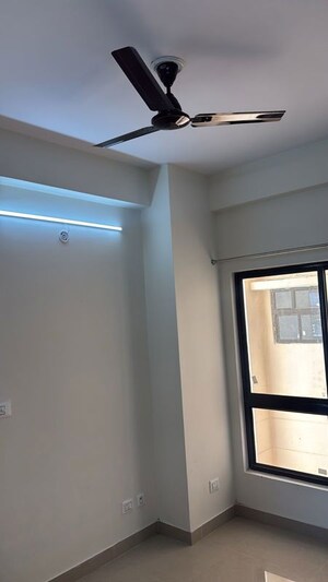 Room in 3.5 BHK Apartment at Omaxe R2, Gomti Nagar – for Rent