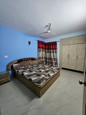 Bedroom in 3.5 BHK Apartment at Omaxe R2, Gomti Nagar – for Rent
