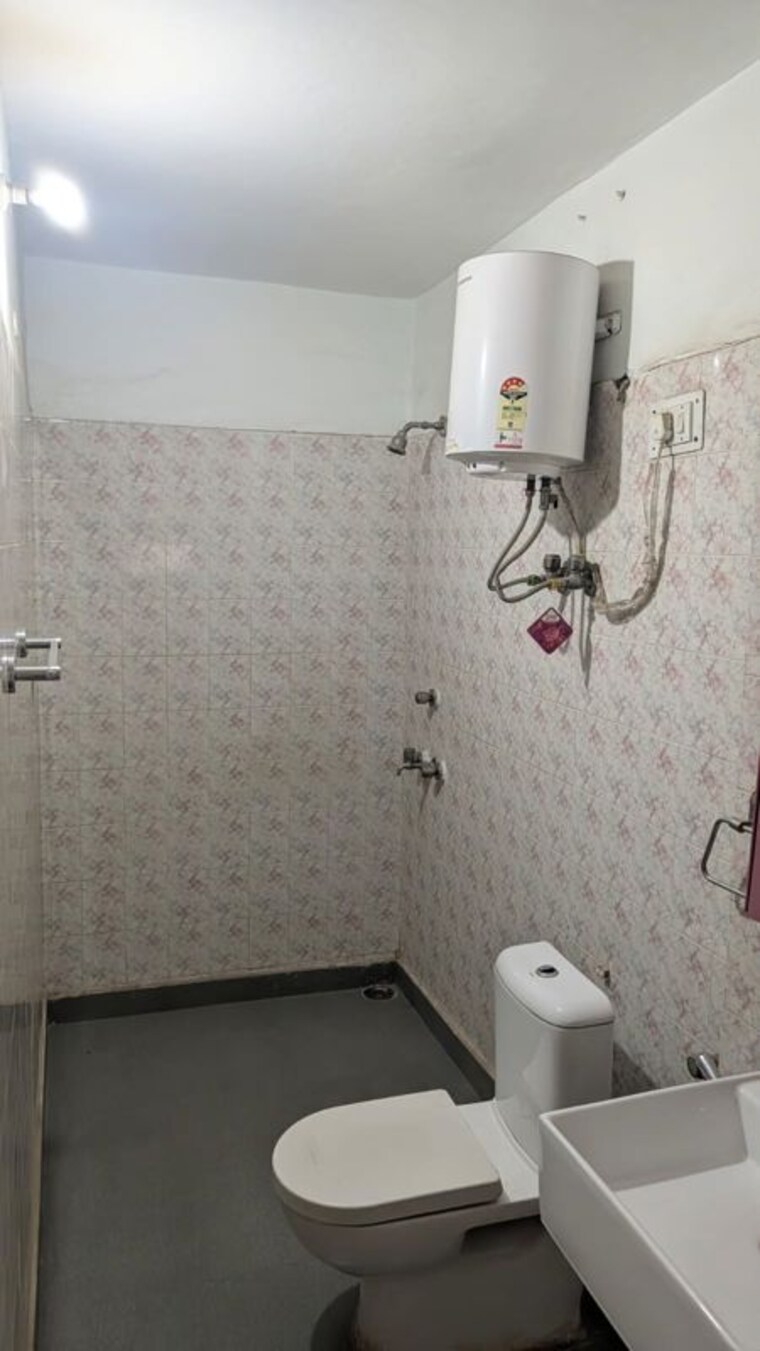 Bathroom, south city 1 3 Bedroom 280 Sq.Yd. Builder Floor In South City 1 Gurgaon 10732454
